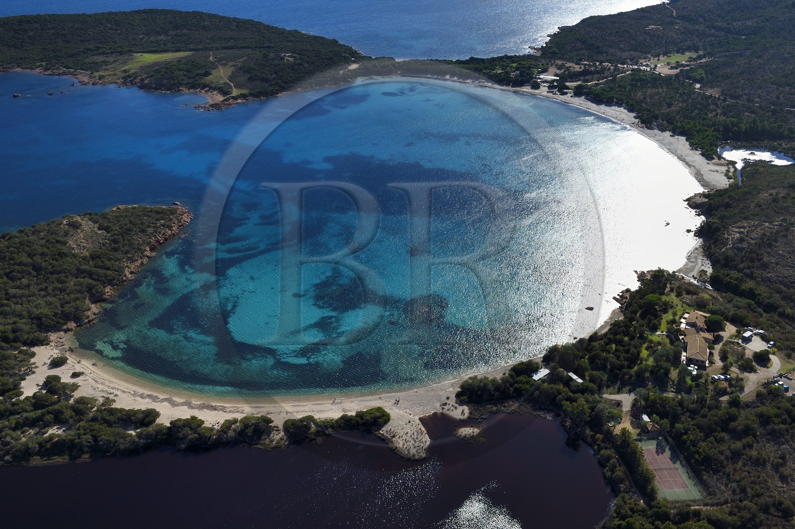 France, Corse-du-Sud (2A), Réserve Naturelle des Bouches de Bonifacio, baie et plage de Rondinara (vue aérienne)