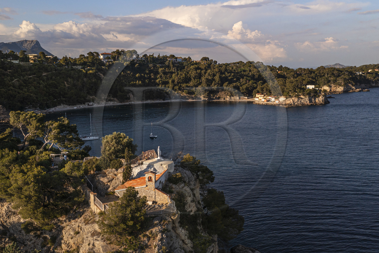 France, Var (83), la rade de Toulon, Cap Brun, la chapelle Notre Dame du cap Falcon qui domine le petit port des cabanons de l'anse de Méjean (vue aérienne)