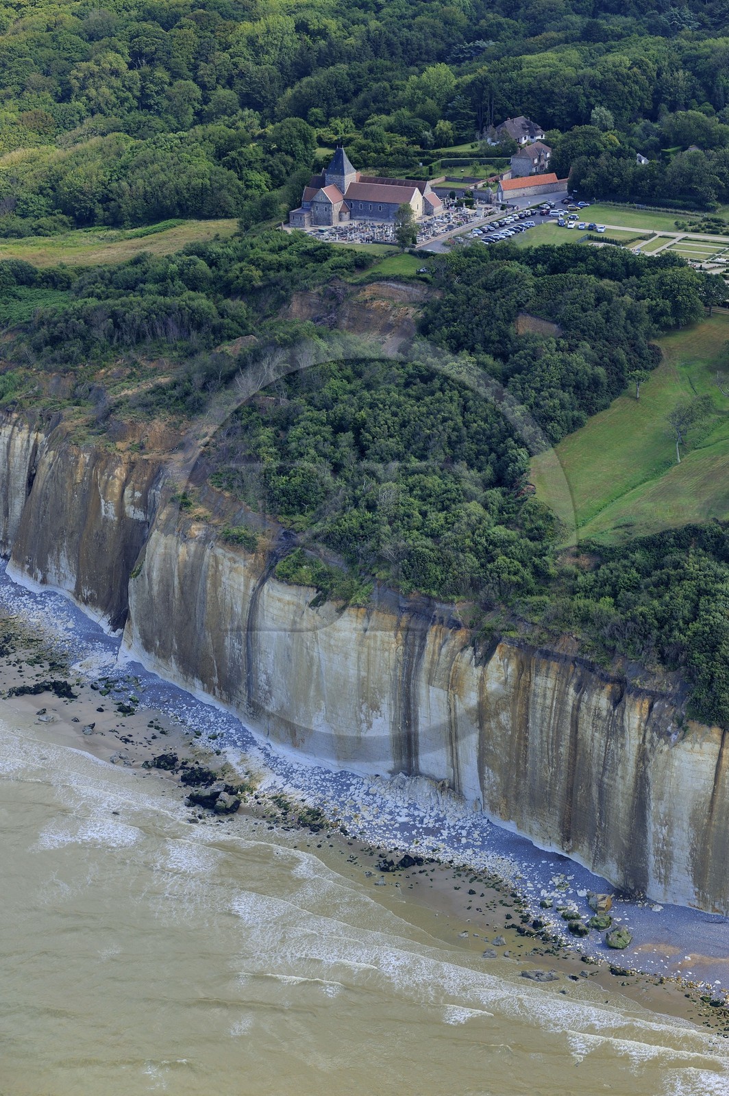 France, Seine-Maritime (76), Pays de Caux, l'église de Varengeville-sur-Mer et son cimetière marin surplombant les falaises de la Côte d'Albatre (vue aérienne)