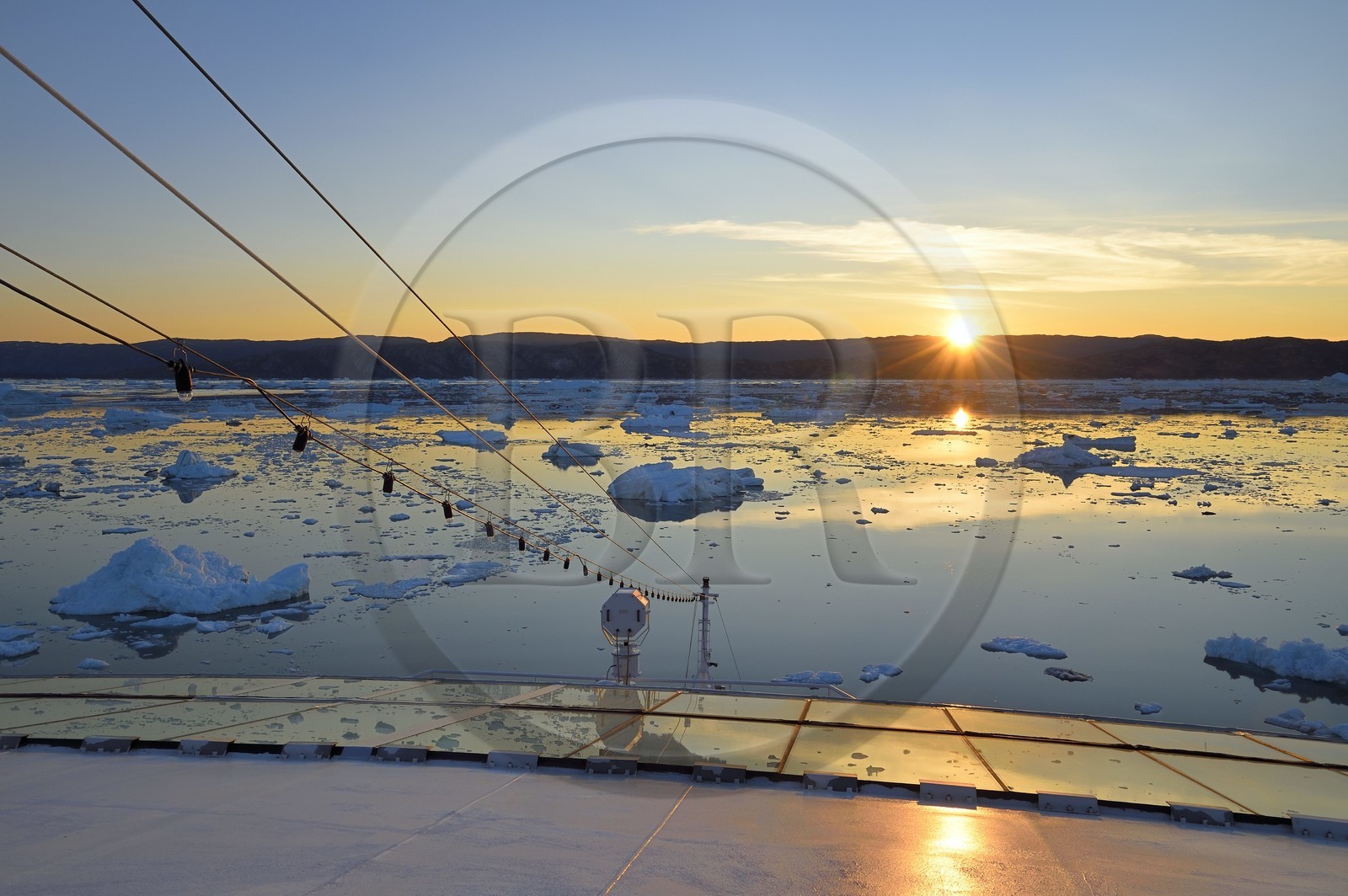 Groenland, cote ouest, baie de Disko, le bateau de croisière MS Fram de la compagnie Hurtigruten progresse entre les icebergs de la baie de Quervain