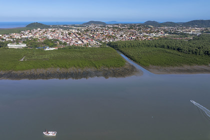France, Guyane, Cayenne, vue de la presqu'île de Cayenne bordée de mangrove et l'estuaire de la rivière de Cayenne (vue aérienne)