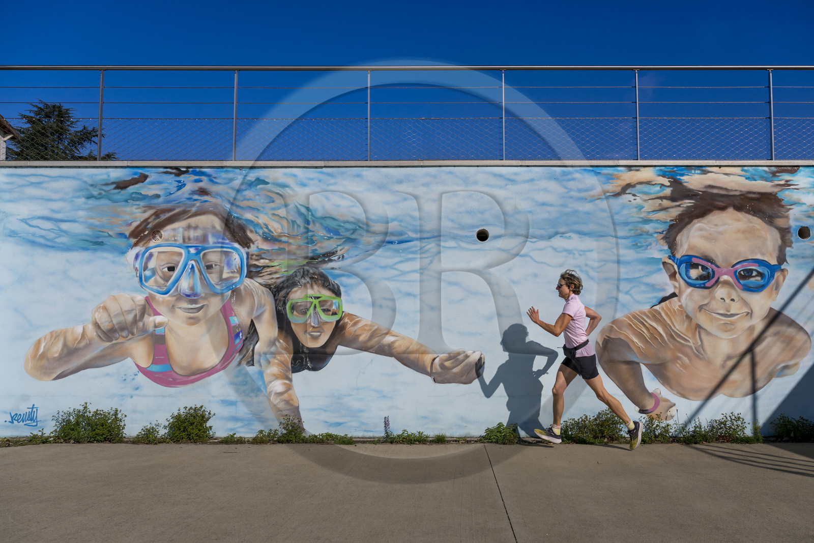 France, Nièvre (58), Nevers, port de plaisance de la Jonction, la fresque de street art à la gloire de l’ancienne piscine en plein air dans un des anciens bassins réalisée par l'artiste Damien Tissier alias Keusty