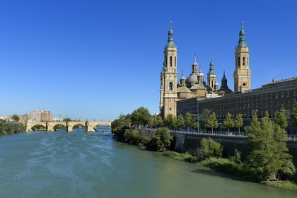 Spain, Aragon, Zaragoza, Basilica del Pilar (Our Lady of Pilar) and the Puente de Piedra over the river Ebro