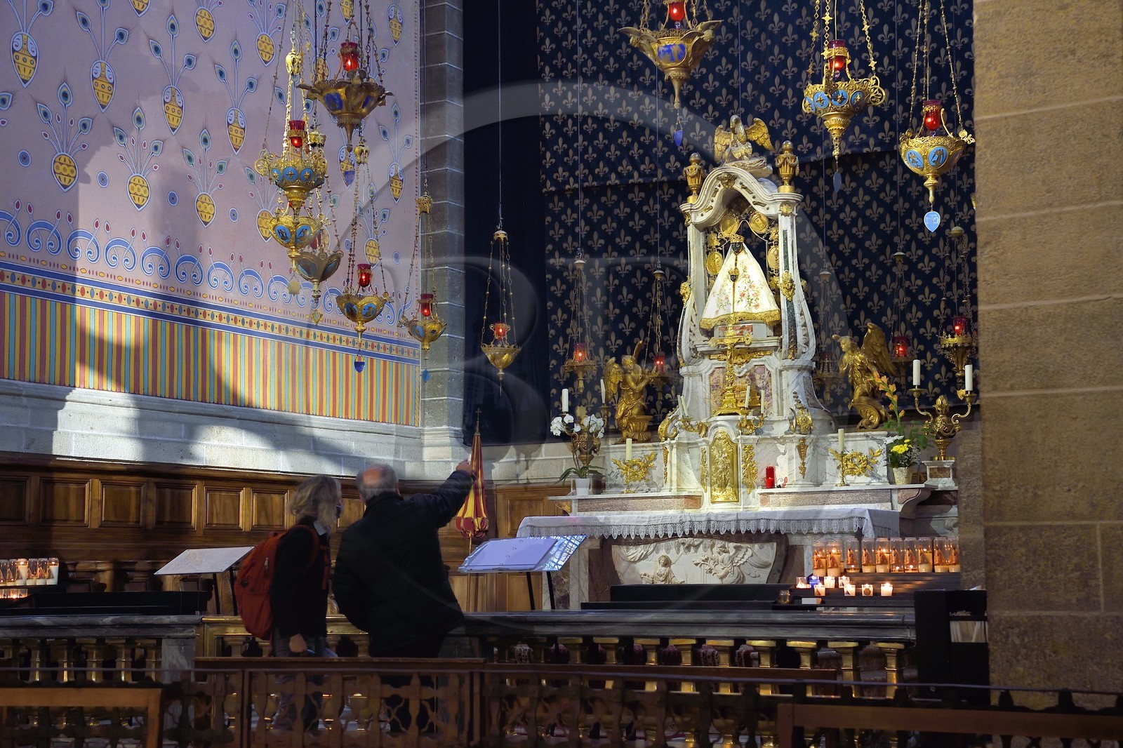 France, Haute-Loire (43), Le Puy-en-Velay, étape des chemins de Compostelle, la cathédrale Notre-Dame-de-l'Annonciation du XIIe siècle classée Patrimoine Mondial de l'UNESCO, statue de Marie portant son enfant surnommée La vierge noire (XVIIe siècle) France, Haute-Loire (43), Le Puy-en-Velay, étape des chemins de Compostelle, la cathédrale Notre-Dame-de-l'Annonciation du XIIe siècle classée Patrimoine Mondial de l'UNESCO, statue de Marie portant son enfant surnommée La vierge noire (XVIIe siècle)