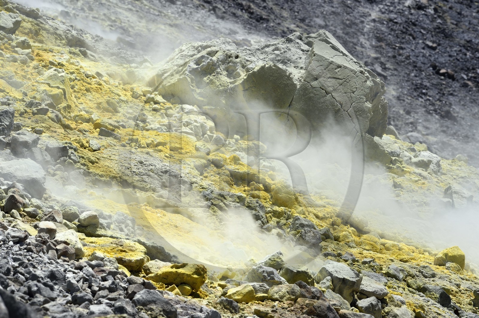 Italie, Sicile, iles Eoliennes, classées Patrimoine Mondial de l'UNESCO, ile de Vulcano, fumerolles soufrées du cratère du volcan della Fossa Italie, Sicile, iles Eoliennes, classées Patrimoine Mondial de l'UNESCO, ile de Vulcano, fumerolles soufrées du cratère du volcan della Fossa