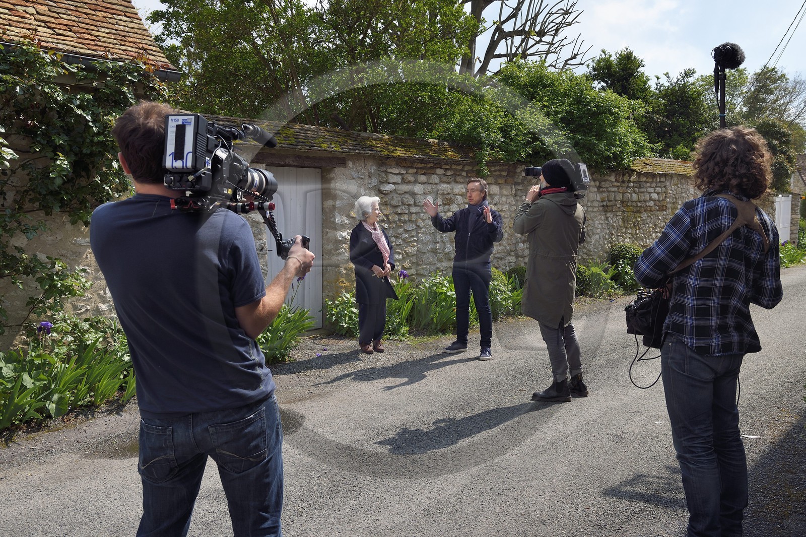 France, Yvelines (78), Montchauvet, tournage pour la télévision du Village Préféré des Français avec Stéphane Bern, Stéphane Bern en compagnie d'Annick Mouillard
