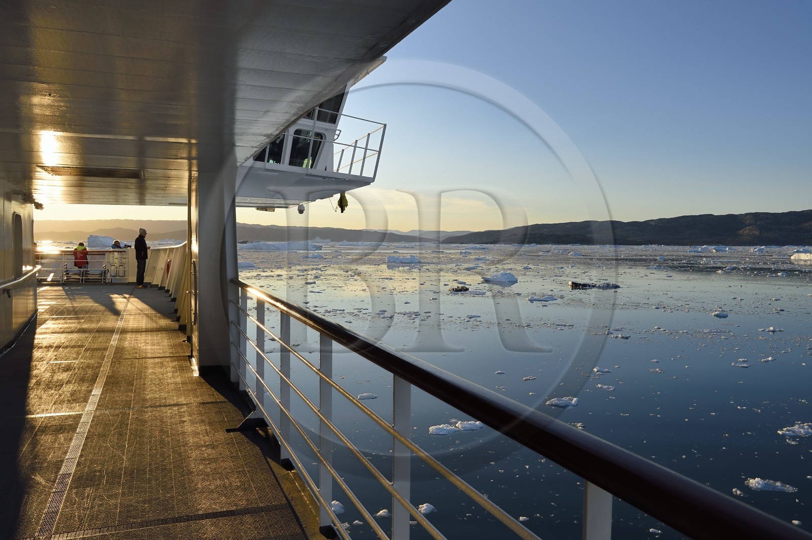 Groenland, cote ouest, baie de Disko, le bateau de croisière MS Fram de la compagnie Hurtigruten progresse entre les icebergs de la baie de Quervain