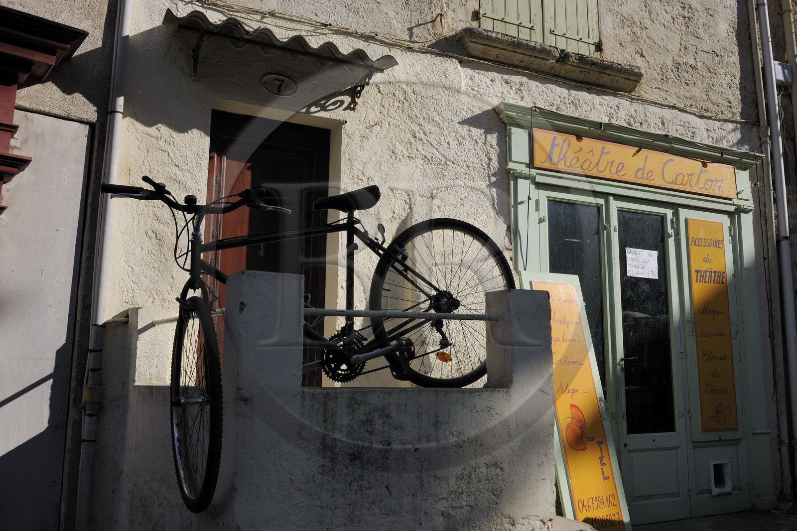 France, Hérault (34), Pézenas, vieille ville, le Théâtre de carton rue Montmorency de l'accessoiriste de théâtre Rosario Alarcon Sanchez