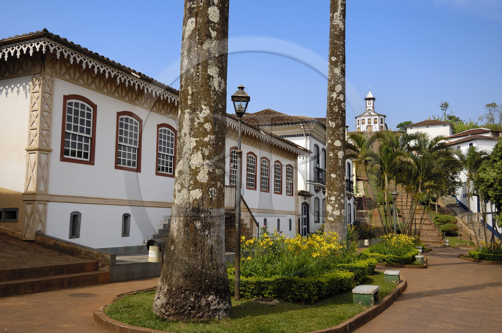Brésil, Etat du Minas Gerais, ville de Serro, place (centrale) Joao Pinheiro et capela de Santa Rita (Route de l'or, Estrada Real)