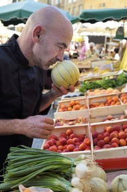 France, Dordogne (24), Périgord Noir, vallée de la Dordogne, Sarlat-la-Canéda, jour de marché Place de la Liberté, Patrick Lavergne le Chef de cuisine du restaurant Présidial