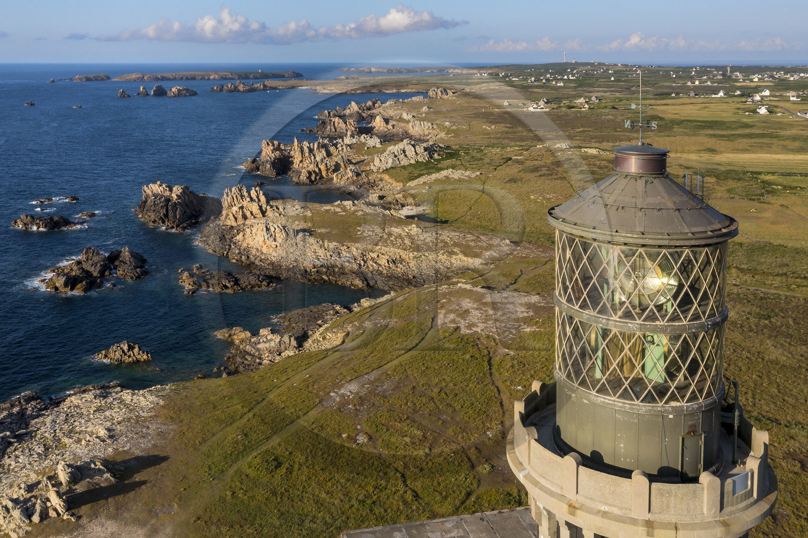 France, Finistère (29), Mer d'Iroise, Ile d'Ouessant, le phare du Créac’h et les rochers de la cote dechiquetée au Nord de l'Ile (vue aérienne)