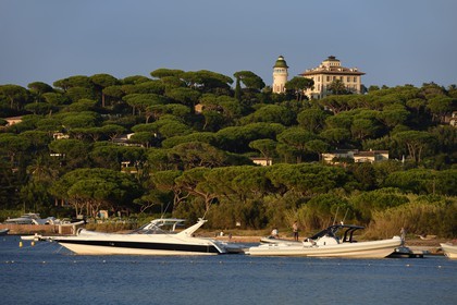 France, Var (83), Saint-Tropez, baie des Canebiers et le chateau Borelli