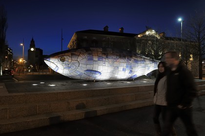 Royaume-Uni, Irlande du Nord, Belfast, le waterfront  au bord de la rivière Lagan, le The Big Fish de John Kindness sur Donegall Quay et la Clock Tower (la tour de l'Horloge)