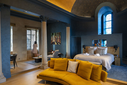 France, Nièvre (58), Nevers, Les Suites du Palais, quatre appartements haut de gamme aménagés dans les anciens batiments du diocèse, l'appartement de la Chapelle, un cocon bleu et design avec vue imprenable sur la cathédrale