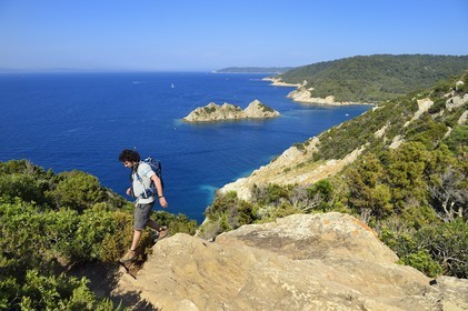 France, Var (83), Iles d'Hyères, Parc national de Port Cros, Ile de Port-Cros, plage de la Palud, Johann Cerisier, garde moniteur du parc national de Port-Cros en tournée de surveillance au rocher du Rascas (en arrière plan)