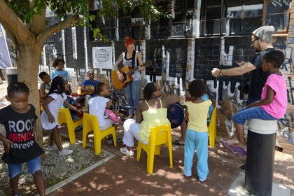 Afrique du Sud, province de Gauteng, Johannesburg, CBD (Central Business District), quartier de Maboneng, Sidewalk Sessions dans Fox street, Kelly Grevler donne des cours de guitare gratuits pour de jeunes enfants dans la rue