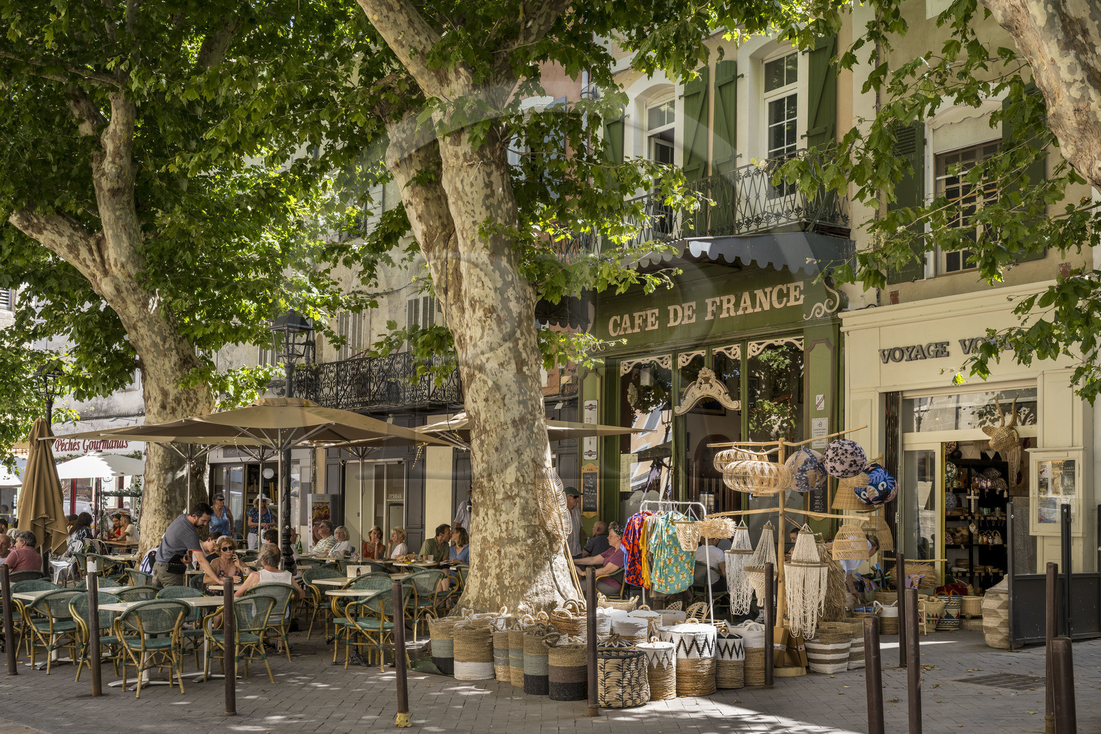 France, Vaucluse (84), L'Isle-sur-la-Sorgue, vieille ville, place de la Liberté, terrasse sous les platanes du Café de France