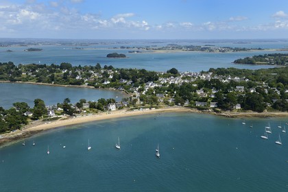 France, Morbihan, Gulf of Morbihan (Golfe du Morbihan), Ile aux Moines, Lerio Beach (aerial view)