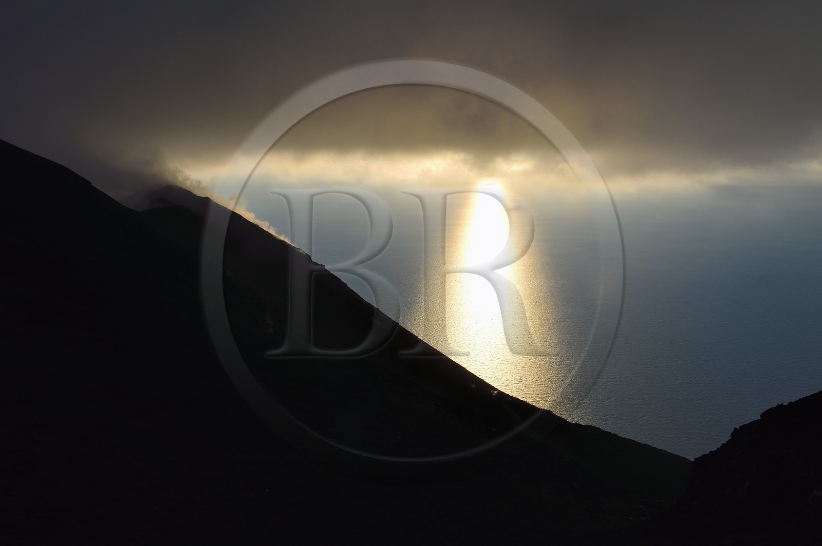 Italie, Sicile, iles Eoliennes, classées Patrimoine Mondial de l'UNESCO, ile de Stromboli, fumerolles et nuages sur les pentes du volcan actif au coucher de soleil Italie, Sicile, iles Eoliennes, classées Patrimoine Mondial de l'UNESCO, ile de Stromboli, fumerolles et nuages sur les pentes du volcan actif au coucher de soleil