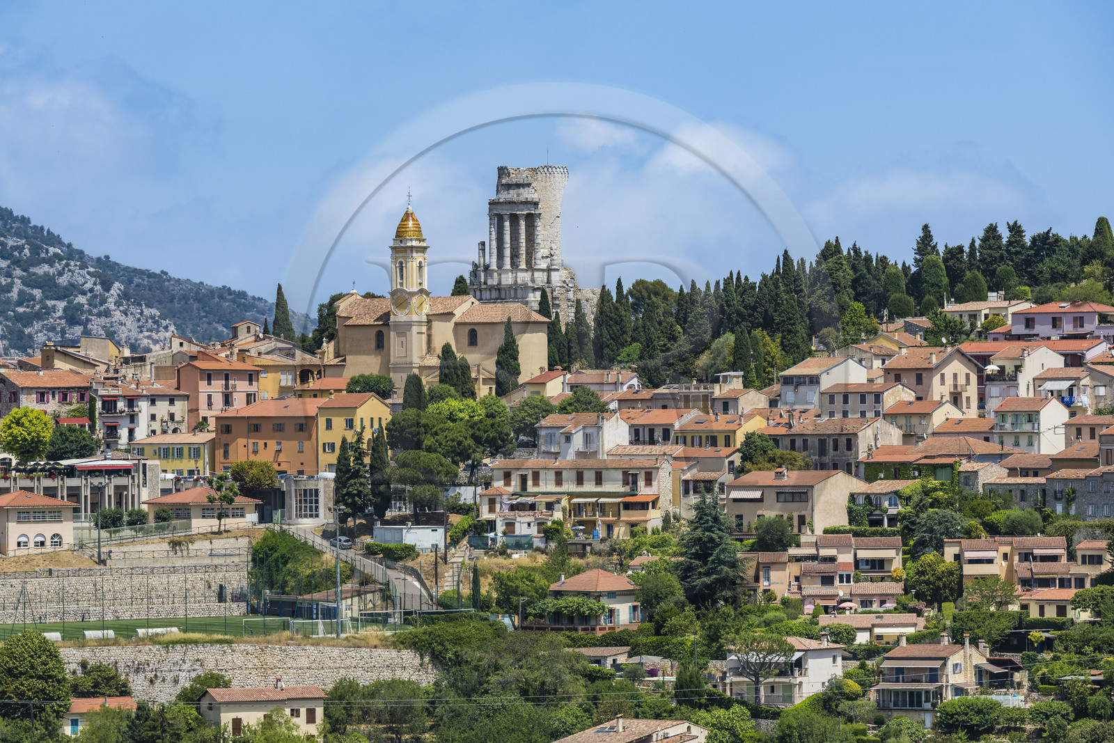 France, Alpes-Maritimes (06), La Turbie, Trophée d'Auguste ou Trophée des Alpes, monument romain édifié en l'an 6 avant J.-C. et l'église baroque Saint Michel