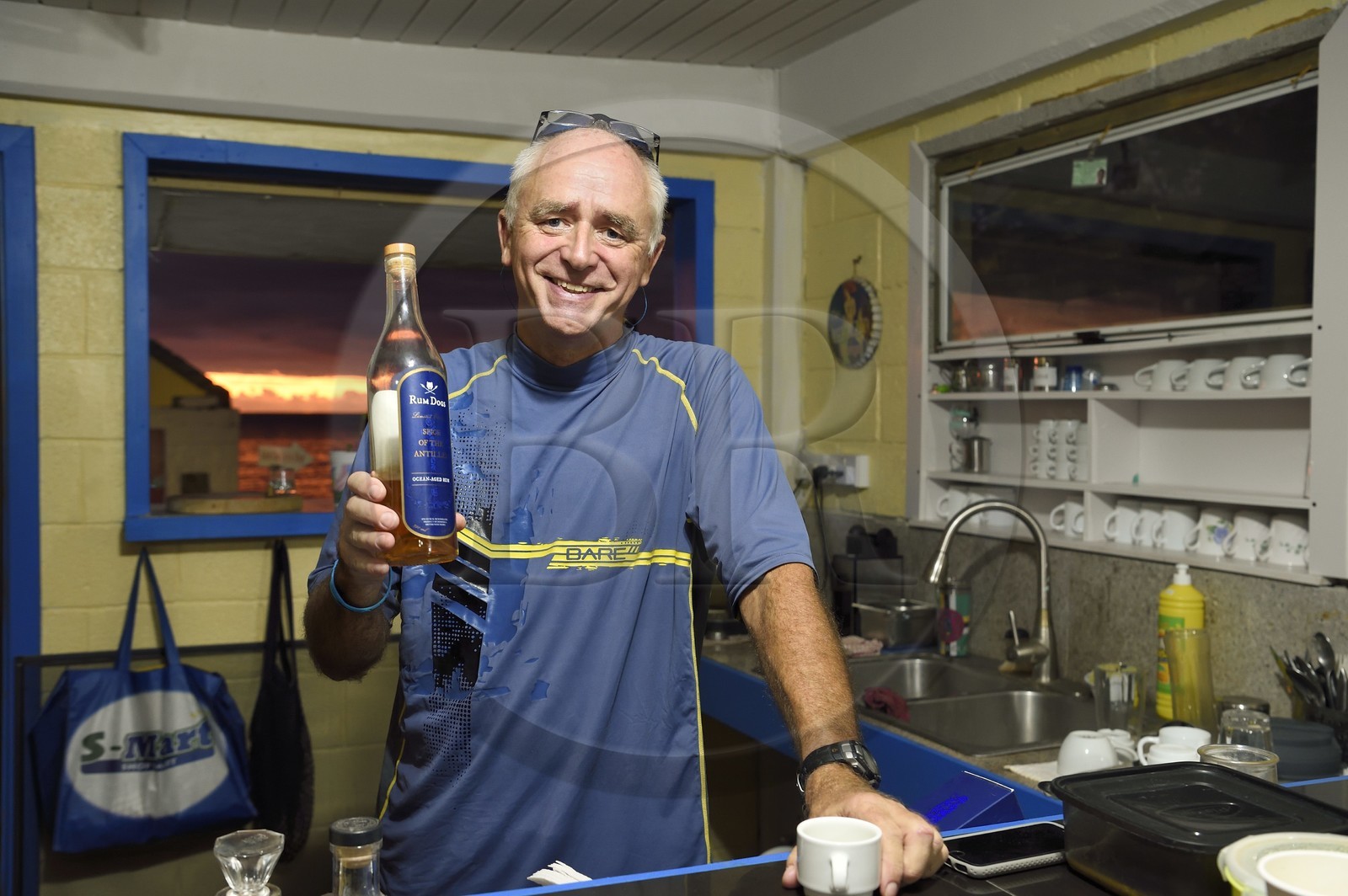 Caraïbes, Ile de la Dominique, baie de Soufrière, village de Soufrière, Simon Walsh de Natural Island Divers présente un rhum vieilli sous la mer