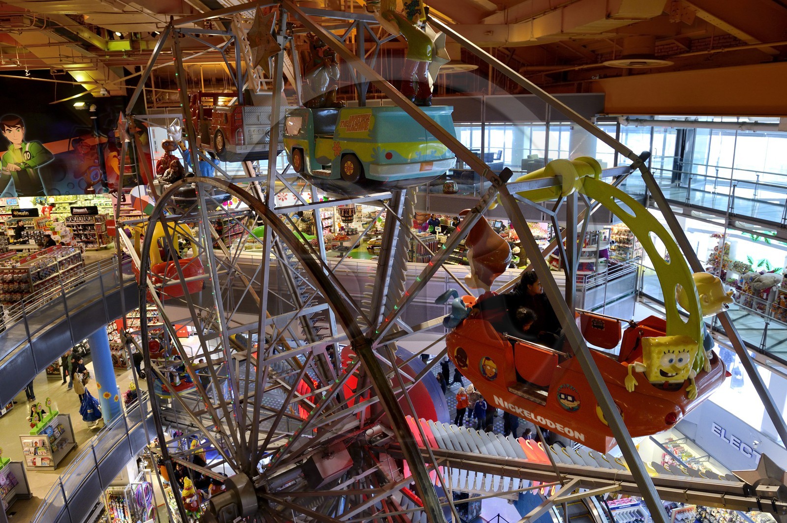 Etats-Unis, New York, Manhattan, Times Square, grande roue à l'intérieur du magasin de jouets ToysRUs