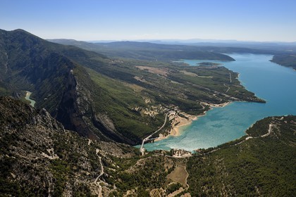 Var (83) rive gauche et Alpes-de-Haute-Provence (04) rive droite, Parc Naturel Régional du Verdon, le lac de Sainte Croix à la sortie des Gorges du Verdon (vue aérienne)