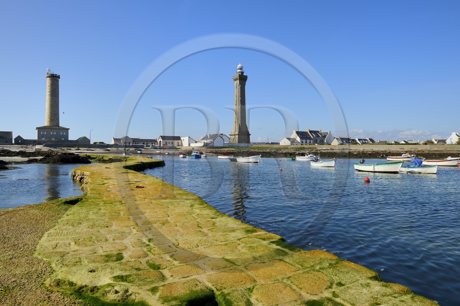 France, Finistère (29), Penmarc'h, Pointe de Penmarch, port Saint-Pierre, phare d'Eckmühl à droite, ancien phare et sémaphore à gauche France, Finistère (29), Penmarc'h, Pointe de Penmarch, port Saint-Pierre, phare d'Eckmühl à droite, ancien phare et sémaphore à gauche
