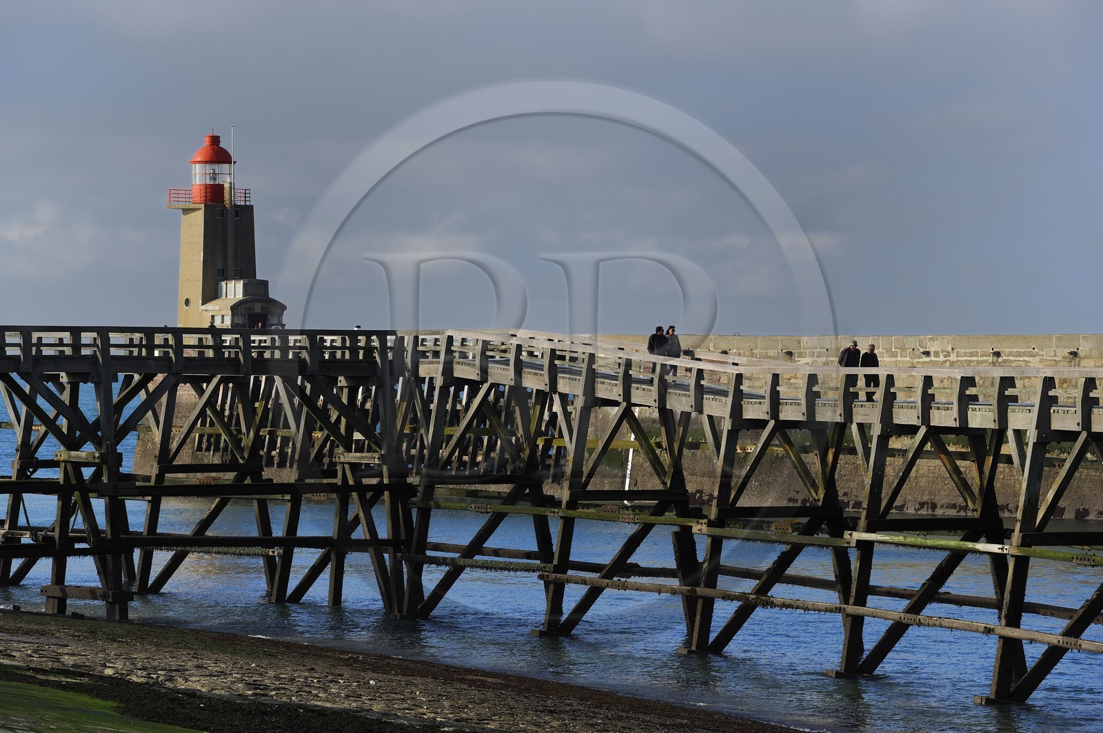 France, Seine-Maritime (76), Pays de Caux, Côte d'Albâtre, passerelle en bois à l'entrée du port de Fécamp