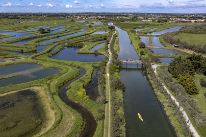 France, Vendée (85), Les-Sables-d'Olonne, marais de l'Auzance, kayaks sur le canal de la Bauduère (vue aérienne)