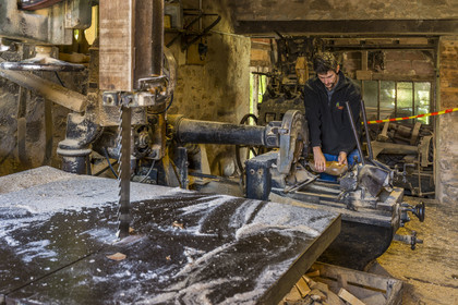France, Nièvre (58), Parc naturel régional du Morvan, Gouloux, établissement Marchand (scierie, saboterie et boissellerie), Pierre Marchand dans l'atelier de la saboterie