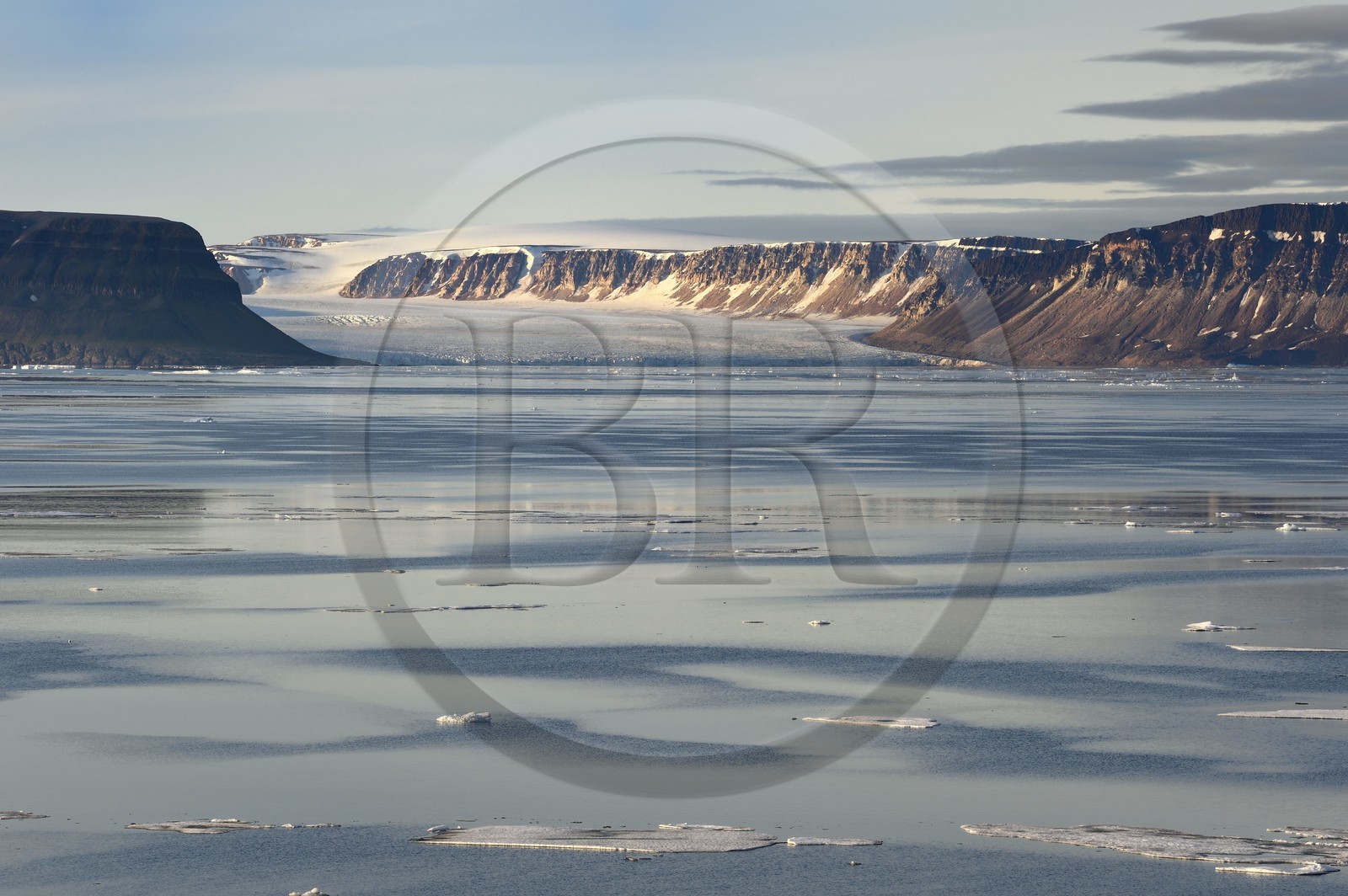 Groenland, cote Nord-Ouest, Smith sound au nord de la baie de Baffin, la calotte glaciaire à Inglefield Land, un glacier et banquise en train de fondre
