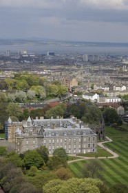 Royaume-Uni, Ecosse, Edimbourg, le palais royal de Holyrood et la ville qui s'étend jusqu'au Firth of Forth