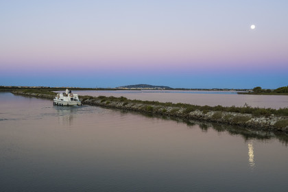France, Hérault (34), Frontignan, bateau de plaisance sur le canal du Rhône à Sète au clair de lune, le Mont Saint-Clair à Sète en arrière plan