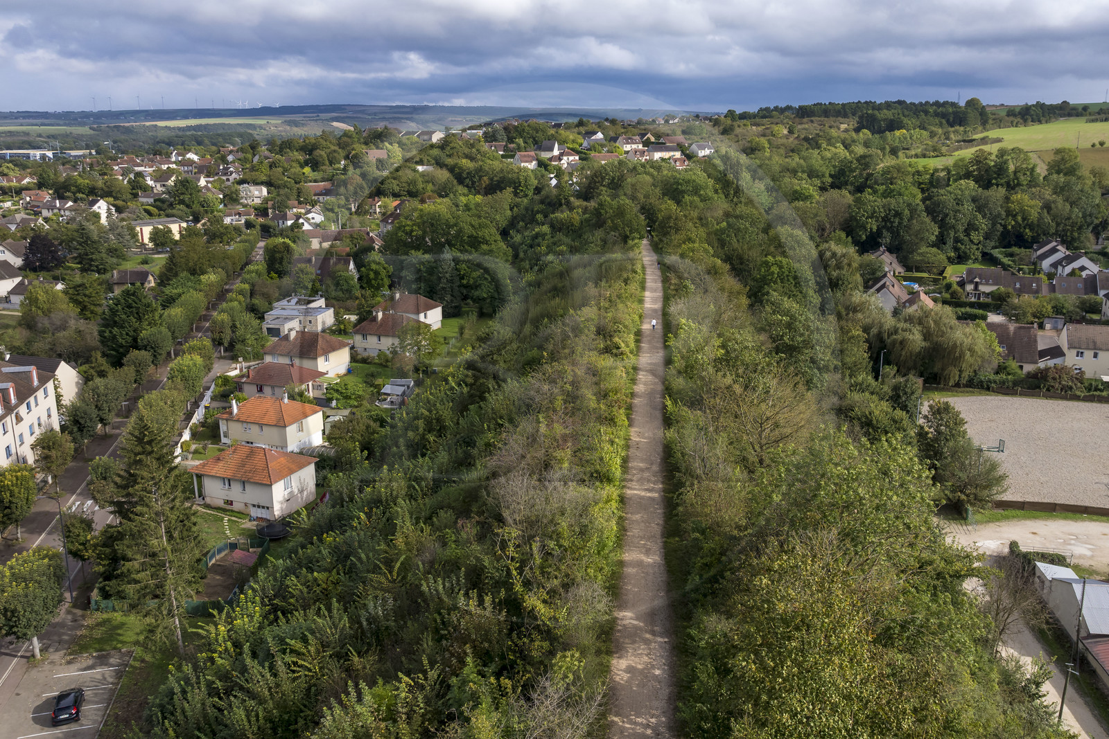 France, Yonne (89), Auxerre, la Coulée verte qui emprunte l'ancienne voie ferrée reliant Auxerre à Gien (vue aérienne)