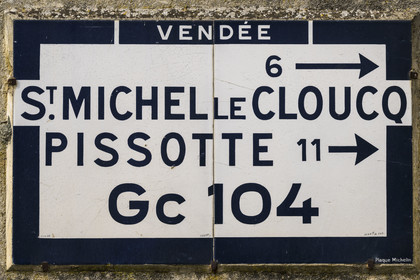 France, Vendée (85), Xanton–Chassenon, plaque Michelin, signaux routier ancien donnant la direction de Pissote et Saint-Michel-le-Cloucq