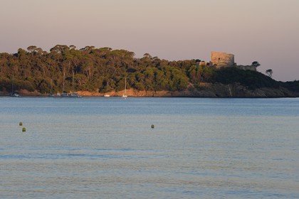 France, Var (83), Iles d'Hyères, parc national de Port Cros, Ile de Porquerolles, la baie et le Fort de l'Alycastre