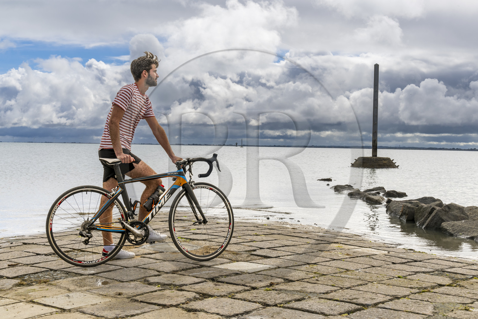 France, Vendée (85), île de Noirmoutier, Barbatre, passage du Gois, chaussée submersible qui relie l'île au continent à marrée basse, un refuge en arrière plan