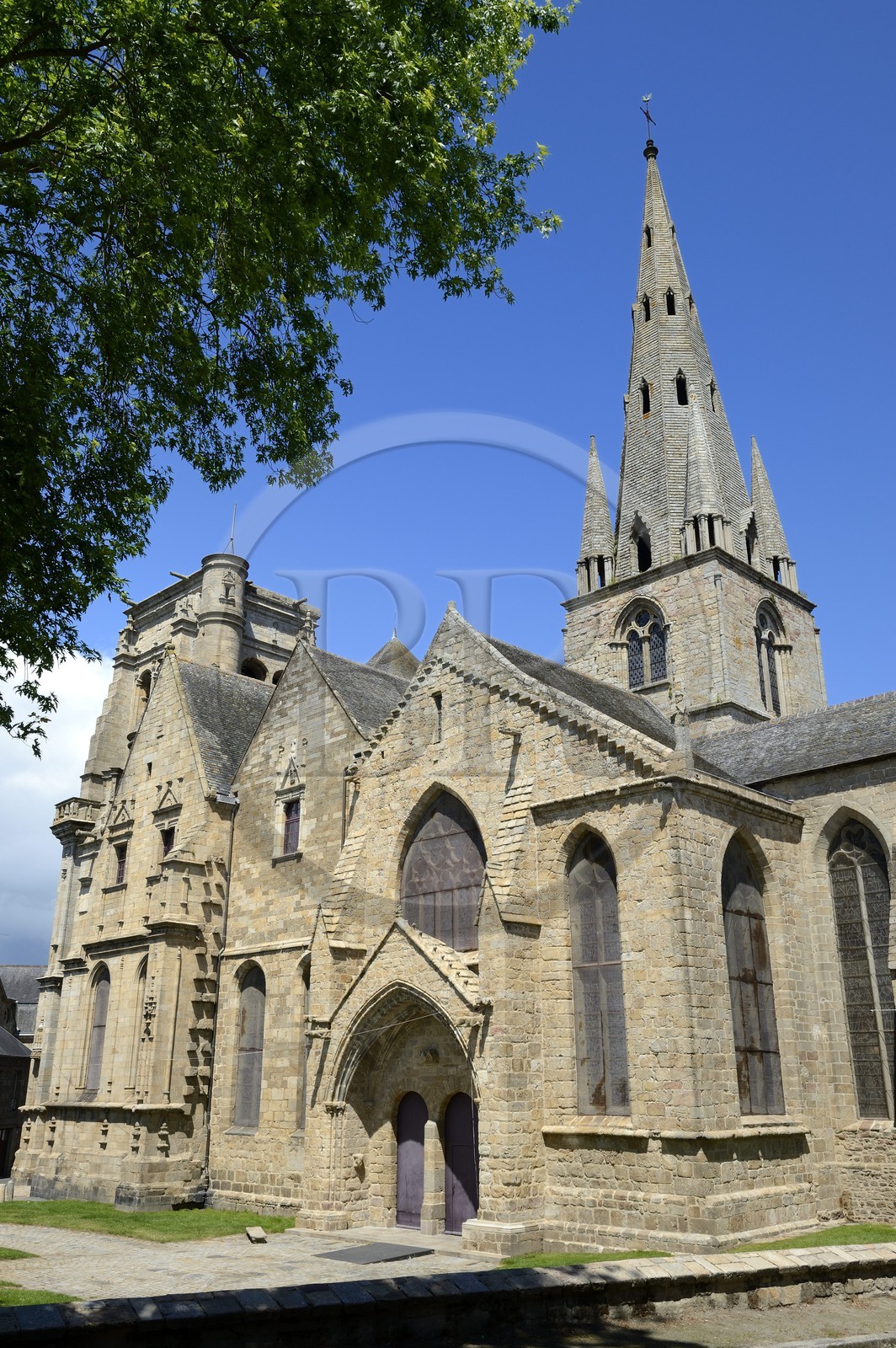 France, Côtes-d'Armor (22), Guingamp, facade méridionale de la basilique Notre-Dame de Bon-Secours