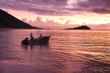 Caraïbes, Ile de la Dominique, baie de Soufrière, le village de Soufrière, pêche au filet en bordure de plage à la tombée de la nuit
