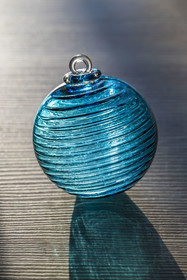 France, Moselle (57), Meisenthal, Centre international d'Art verrier (CIAV), boule de Noël en verre Grip bleu pétrol de fabrication artisanale de la collection 2025