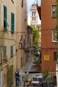 France, Haute-Corse (2B), Bastia, la Citadelle quartier de Terra-Nova, clocher de l'église Sainte Croix au bout d'une ruelle