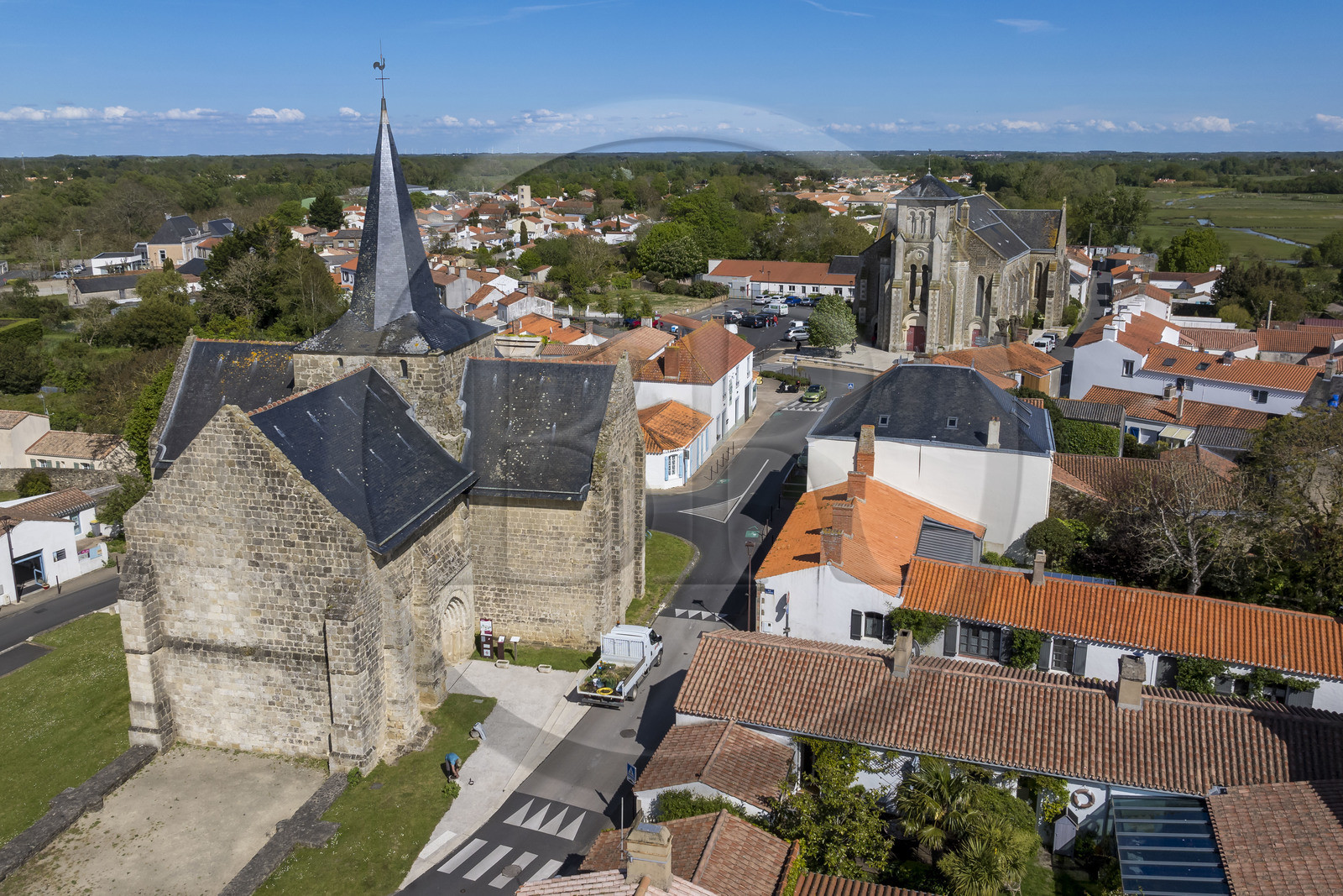 France, Vendée (85), Sallertaine, l'église Saint-Martin du XIIe siècle au premier plan fait face à la deuxième église Saint-Martin du XIXe siècle
