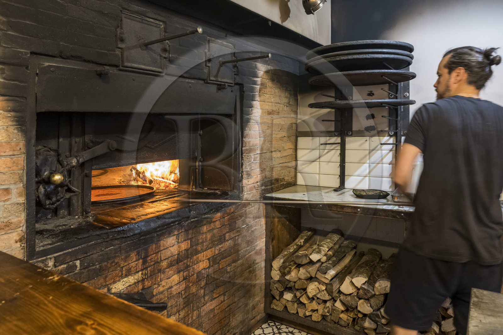 France, Alpes-Maritimes (06), Nice classée Patrimoine Mondial de l'UNESCO, le Vieux Nice, Antoine à la fabrication de la socca de Chez Theresa dans la rue Droite, galette à base de farine de pois chiche et spécialité de Nice