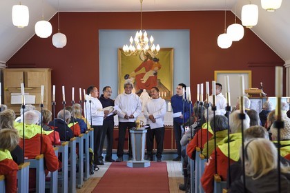Groenland, cote Nord-Ouest, Qaanaaq ou Nouvelle Thule, chorale inuit dans l'église