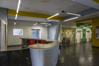 France, Loire-Atlantique (44), banlieue de Nantes, Rezé, la Maison Radieuse par l'architecte Le Corbusier, hall d’entrée de l'Unité d’Habitation de Nantes-Rezé immeuble de 294 appartements, au premier plan le bureau de poste