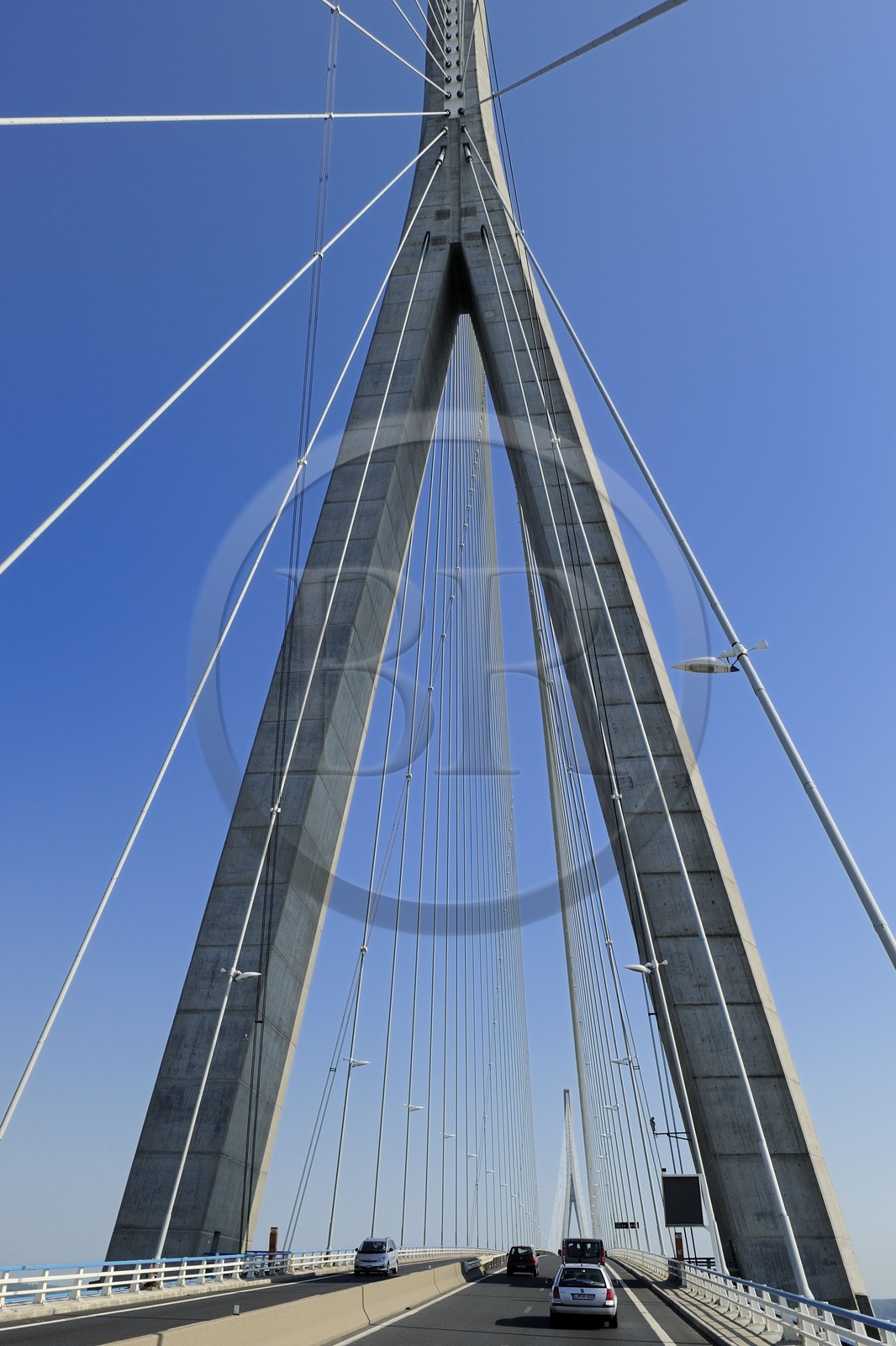 France, entre Calvados (14) et Seine-Maritime (76), le Pont de Normandie enjambe la Seine pour relier les villes de Honfleur et du Havre