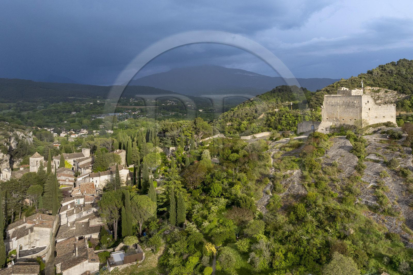 France, Vaucluse (84), Dentelles de Montmirail, Vaison-la-Romaine, la cité médiévale dominée par le chateau des Comtes de Toulouse construit au XIIe siècle (vue aérienne) France, Vaucluse (84), Dentelles de Montmirail, Vaison-la-Romaine, la cité médiévale dominée par le chateau des Comtes de Toulouse construit au XIIe siècle (vue aérienne)