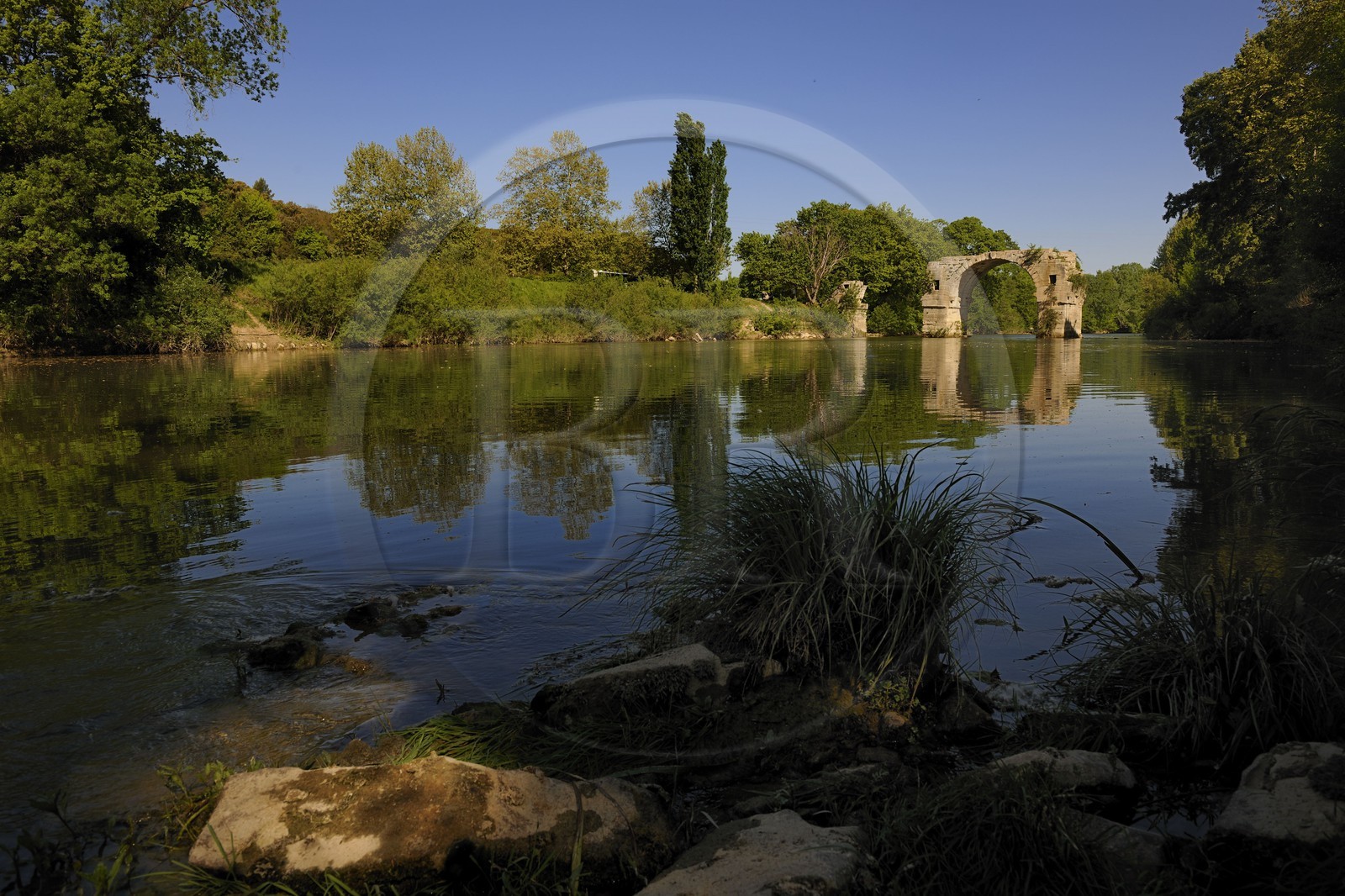 France, Hérault (34), près de Lunel, Oppidum d'Ambrussum ancien oppidum gaulois situé sur la Voie Domitienne (Via Domitia), le Pont Ambroix sur la rivière le Vidourle France, Hérault (34), près de Lunel, Oppidum d'Ambrussum ancien oppidum gaulois situé sur la Voie Domitienne (Via Domitia), le Pont Ambroix sur la rivière le Vidourle