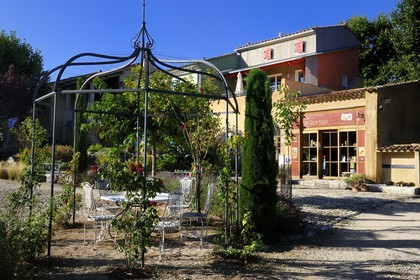France, Var (83), Provence Verte, Bras, vers Saint-Maximin-la-Sainte-Baume, la maison d'hôtes Le Peyrourier, une campagne en Provence
